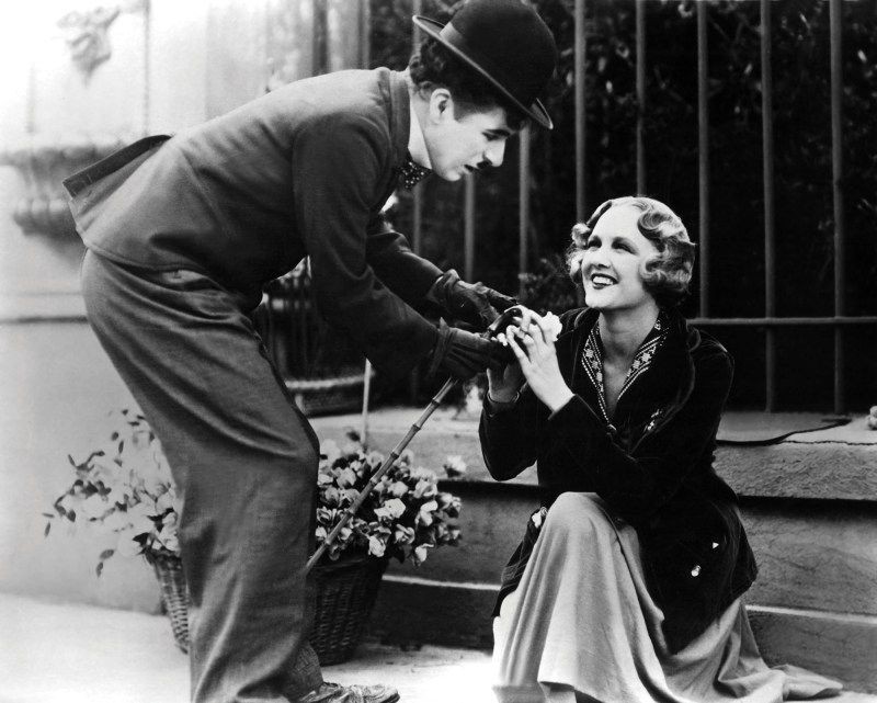 A florista cega oferece uma flor ao Vagabundo, em Luzes da Cidade (1931) |Um gesto simples. Um riso que diz mais do que muitas palavras - Imagem: Reprodução